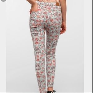 3/$20 BDG High Rise Cigarette Ankle Floral Skinny - 27